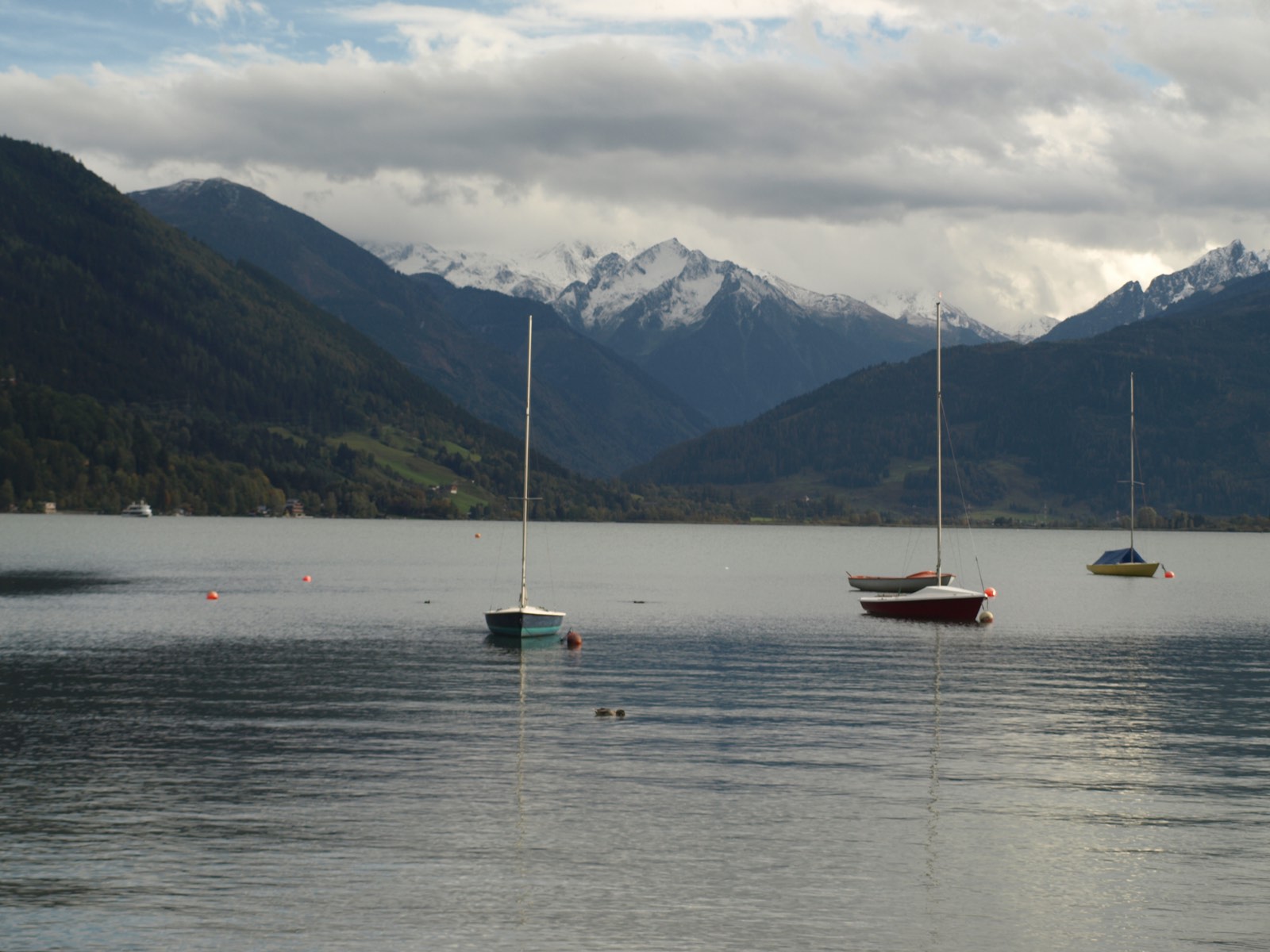 Alpské jezero Zell am See obklopené zasněženými horami