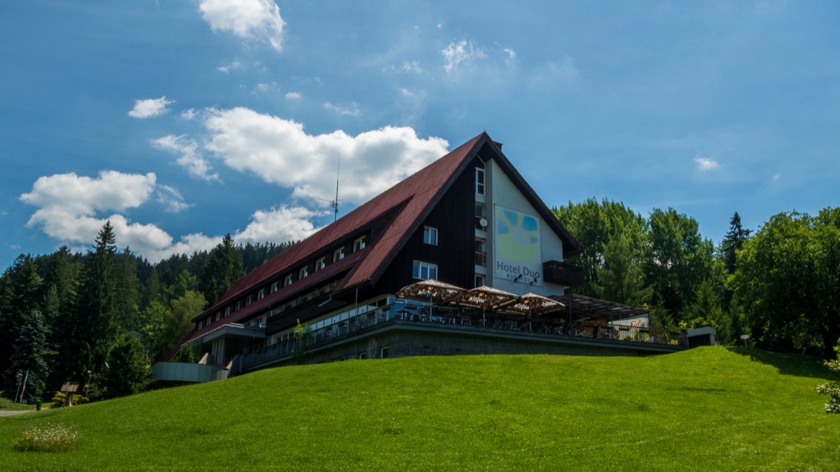 Hotel Duo obklopený lesem a zelenou loukou